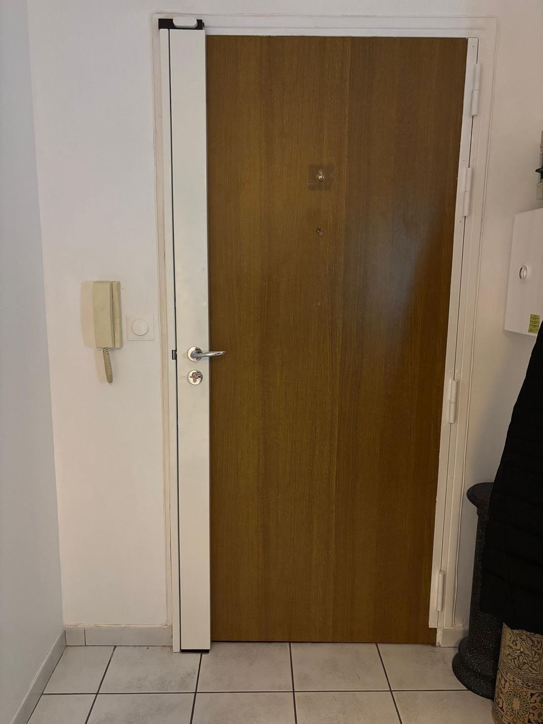 Reinforcement of a double apartment door
