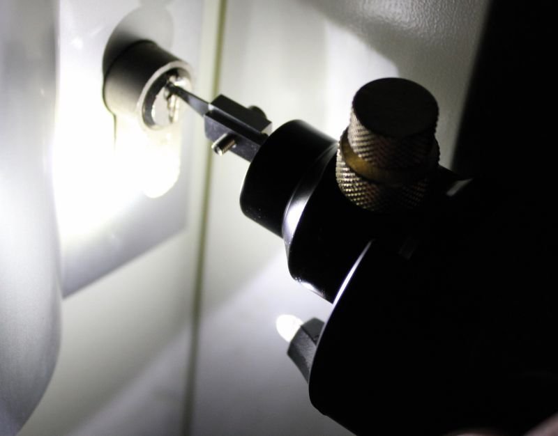 Locksmith during an emergency intervention on a multipoint lock